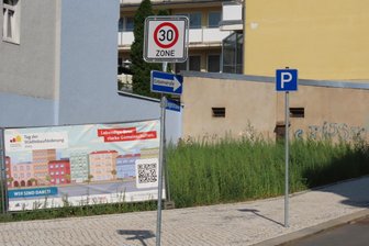 Einkaufsmeile in Werdau: Lieferschwierigkeiten verzögern Aufstellung von Bänken – Probleme an der Ziegelstraße - Der Wildwuchs an der Ziegelstraße in Werdau verschwindet noch.