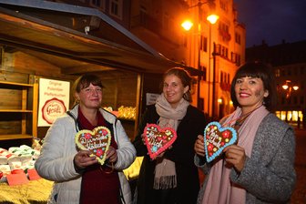 Einkaufsnacht in Mittweida stimmt auf Weihnachtszeit ein - Jana Rieper, ihre Tochter Vanessa sowie Gewerbering-Chefin Uta Silling mit Lebkuchenherzen (v.l.) bei der Einkaufsnacht in Mittweida.