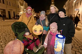Einkaufsnacht in Schneeberg lockt zahlreiche Besucher an - Anett Dehnel aus Zschorlau (l.) mit Tochter Ruth und ihrer Schwägerin Juliane Dehnel aus Nürnberg (hinten, dritte v. l.) und ihren Kindern Antonia, Johanna und Jakob beim Lampionumzug.