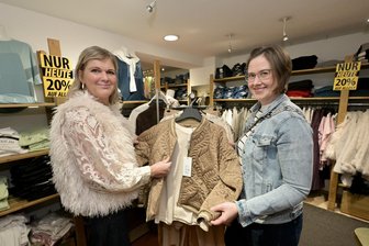 Einkaufsnacht in Stollberg kommt bei Kunden und Händlern gut an - Franziska Malz, Inhaberin von „Jeans Malz“ (l.), im Gespräch mit Jenny Schwarz.