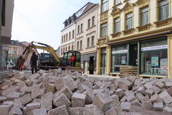 Einkaufsstraße in Werdau: Pflasterer haben losgelegt - In der August-Bebel-Straße in Werdau sind Pflasterarbeiten im vollen Gange.