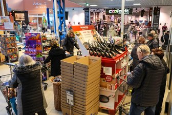 Einkaufsstress im Erzgebirge nach zwei Feiertagen? Was die Leute in den Supermarkt treibt - Alle Kassen waren am Samstagvormittag im Simmel-Markt in Aue besetzt. Anstehen musste man nicht lange.