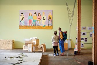 Einkaufstour im Staatsauftrag: Die Kulturstiftung Sachsen präsentiert die jährlichen Kunsterwerbungen erstmals in Chemnitz - Eindrücke aus einer Vorstellung der Ankäufe in der Leipziger Spinnerei beim Aufbau der Ausstellung.