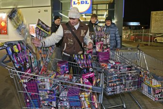 Einkaufswagen voller Raketen und Böller: So lief der Feuerwerk-Verkaufsstart in Zwickau - Erich Kästner feiert Silvester mit Freunden. Da gehört ein Feuerwerk einfach dazu. Am Montag hat er sich mit Raketen eingedeckt.