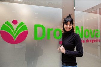 Einkaufszentrum Plauen-Park: Neue Drogerie zieht ein - Noch wird im Plauen-Park hinter den Türen des neuen Marktes von Sandra Martin gewerkelt.