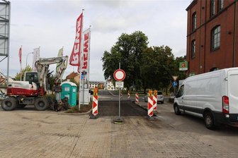 Einkaufszentrum Werdau: Zufahrt wird neu asphaltiert - Die Zufahrt zu den Einkaufsmärkten im Fachmarktzentrum Werdau wird in zwei Etappen neu asphaltiert.
