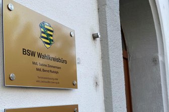 Einladung an Rechtsextreme verschickt: Zwickauer BSW mahnt Mitarbeiterin ab - Die Eröffnung des neuen BSW-Büros am Hauptmarkt hat für eine Menge Ärger gesorgt.
