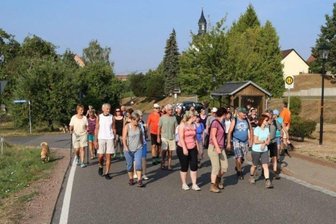 Einladung zum Wandertag: Zettlitz startet in den Herbst - Neben Bewegung an frischer Luft nutzen die Einwohner die Gelegenheit zum Reden.