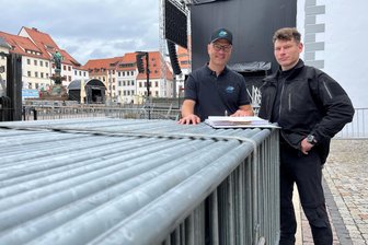 Einlasskontrollen, Cannabis und extremistische Symbole: Auf was die Security beim Bergstadtfest in Freiberg achtet - Veranstaltungsleiter David Bojack (links) und Alexander Tutzky, der Einsatzleiter der Security-Kräfte 2024, kontrollierten im vorherigen Jahr die Sicherheitseinrichtungen auf dem Obermarkt.