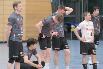 Einmal 2. Bundesliga und zurück: Volleyballer aus dem Erzgebirge erlebt bitteres Karriereende - Nach dem letzten Ballwechsel waren Rick Zimmermann (Nummer 13) und seinen Zschopauer Teamkollegen die riesige Enttäuschung deutlich anzumerken.