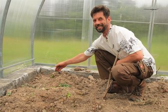Einmal Afrika und zurück: Was ein Vogtländer in Uganda gelernt hat - Nicht nur das Hemd hat Marian Zeh aus Uganda mitgebracht, auch die Art und Weise, wie man Süßkartoffeln pflanzt, hat er sich abgeschaut.