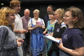 Einmal auf der Seebühne Kriebstein stehen: Theater lud zum Casting für Sommer-Operette ein - Pressesprecher Christoph Nieder, Intendant Sergio Raonic Lukovic (h. v. l.) sowie Antonia Neppl (r.), Regieassistentin, im Gespräch mit den Bewerbern.