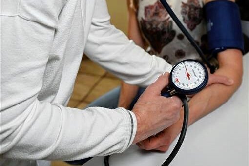 "Einmal Check-up 35, bitte!" - Diese Untersuchung kann Leben retten - Redakteurin Sylvia Miskowiec lässt sich von Dr. med. Korinna Suttorp den Blutdruck messen.