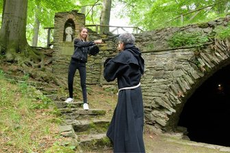 Einmal ein Knappe sein: Im Klosterpark Altzella nahe Nossen können Ferienkinder in die Rolle schlüpfen - Fechtlehrer Sven Richter lehrt den jungen Ferienknappen das Kämpfen mit Schwert.