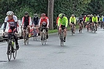 Einmal Fichtelberg und wieder zurück - 61 Rad-Enthusiasten haben sich am Sonntag beim 24. Vogtland-Rad-Marathon auf die Strecke begeben.