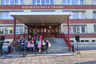 Einmal hinfallen und schon da: Für Mülsener Schüler wird das wahr - Zur Freigabe des umgestalteten Schulhofvorplatzes gab es ein Ständchen von den Grundschülern.