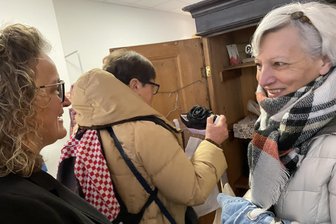 Einmal im Monat Frauentag: Was den Reichenbacher Donnerstagsladen so anziehend macht - Augen sagen mehr als Worte. Im Reichenbacher Donnerstagsladen wird eingekauft, klar. Aber der Laden ist längst auch ein Ort für schöne Begegnungen und Umschlagplatz für gute Ideen.