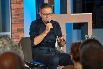 Einmal Ossi, für immer Ossi? Über einen Ost-West-Disput mit dem Soziologen Steffen Mau in Chemnitz - Steffen Mau kann seine Thesen auch ohne Manuskript anschaulich vermitteln.