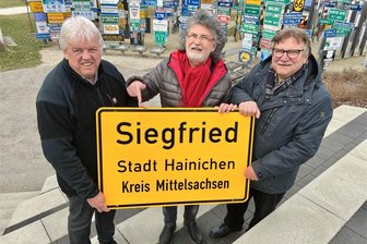 Einmal Siegfried, Wilder Westen und zurück: Reisefilmer kommt nach Hainichen - Dieter Greysinger, Klaus Beer und Erich Pöhlmann (v. l.) aus Oberkotzau mit Siegfried im Fernwehpark.