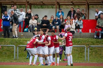 Einmal souverän, einmal Krimi: Der VfB Schöneck und der FC Fortuna Plauen ziehen ins Finale um den Vogtlandpokal ein - Der FC Fortuna Plauen hat sich im Halbfinale um den Fußball-Vogtlandpokal im Elfmeterschießen gegen den 1. FC Rodewisch durchgesetzt.