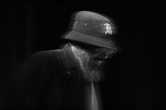 Einmal Splash, immer Hochkultur: Wenn Samy Deluxe in Chemnitz über Kammermusik-Beats rappt - Im Publikum: Viele Basecaps. Auf der Bühne: der gute alte Fischerhut von Samy Deluxe.