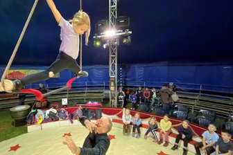 Einmal Star in der Manege: Dafür verlegen 126 Heinsdorfer Kinder den Unterricht ins Zirkuszelt - Ein "Eins A" für eine Schülerin aus der Klasse 2 a der Grundschule Hauptmannsgrün. Beim Auftakt des Mitmachzirkus-Projekts zeigte Johanna Baier schon einen schönen Luftspagat. Da war auch Trainer Michael Weisheit angetan.
