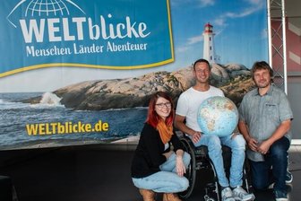 Einmal um den Globus reisen: Reportagen bieten "Weltblicke" - Sie wollen, dass die Abenteurer und Reiselustigen des Vogtlandes zusammenkommen: Anne Krieger und Ronny Bley (rechts) vom Festhallenteam sowie Mit-Veranstalter André Czinkewitz. 
