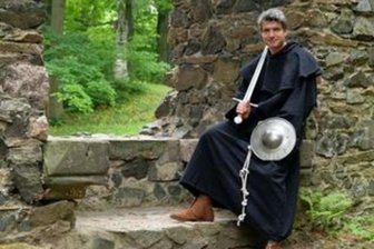 Einmal wie ein Knappe kämpfen: Fechtschule lädt im Kloster Altzella zum Ferienausklang ein - Ein Mönch, ausgebildet in der Fechtkunst, führt in Nossen in den Schwertkampf ein.