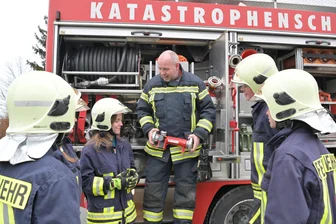 Einmalig im Landkreis Zwickau: Diese Oberschule bildet Feuerwehrleute aus - Die Freiwillige Feuerwehr Hartenstein bildet in Zusammenarbeit mit der Paul-Fleming-Oberschule angehende Feuerwehrleute aus. Das Projekt ist im Landkreis Zwickau einmalig. Im Bild erklärt Wehrleiter Jan Hertel (Mitte) Technik.