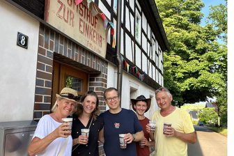 Einmalig in Westsachsen: Kneipentour im Dorf ohne Kneipen, aber dafür mit eigenem Bier - Mittendrin bei der Kneipentour, hier am ehemaligen Gasthof zur Einkehr in der Arno-Schmidt-Straße: die Familien Schulze und Tietze.