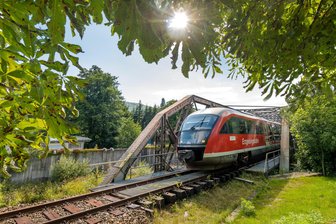 Einmalige Gelegenheit: Historische Bahnstrecke im Erzgebirge steht zum Verkauf - Die Flöhabrücke in Olbernhau-Grünthal gehört mit zu dem Streckenabschnitt, den die Deutsche Bahn veräußert.