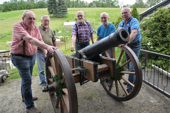 Einmalige Zeitreise im Erzgebirge: Das dürfen Besucher beim Salzmarkt auf keinen Fall verpassen - Die Schützengesellschaft zu Lößnitz (von links): Vorsitzender Matthias Hahn, Gotthard Troll, Renato Ficker, Ludwig Böhme und Frank Voigt mit der Kanone, die am Freitag geschossen werden soll.