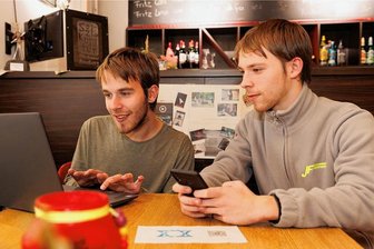 Einmaliges Angebot im Erzgebirge: Junge Spurensucher laden zu ungewöhnlicher Stadtführung ein - Jonny (links) und Joel Walther haben sich zwei Jahre mit der Geschichte der Juden in Annaberg beschäftigt. 