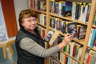 Einraum-Bücherei von Poppengrün erhält eine Frischzellenkur - Gabriele Petzold beim Einsortieren der Bücher.