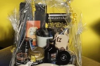 Einrichtung erweitert Angebot im Shop - Schön verpackt: eines der Geschenkesets aus regionalen Produkten.