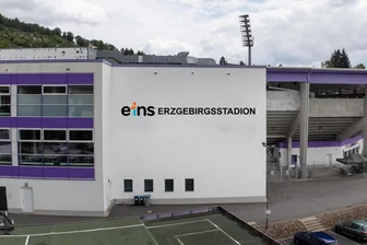 „Eins Erzgebirgsstadion“ statt Erzgebirgsstadion: Was sagen die Aue-Fans zum neuen Namen? - Das Erzgebirgsstadion in Aue wird künftig den Eins-Schriftzug tragen.