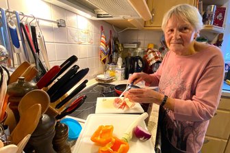 Einsam im Erzgebirge? Wie eine 83-Jährige den Kampf gegen das Alleinsein gewonnen hat - Mittlerweile kocht Veronika Piedl wieder gerne - einer der wichtigen Dinge in ihrem Leben, nicht zu vereinsamen.