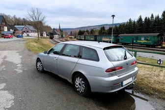 Einsam und verlassen: Warum im Erzgebirge ein silberfarbener Alfa an B 95 steht - Der Alfa Romeo steht seit Wochen wenige Meter neben der B 95 in Hammerunterwiesenthal.
