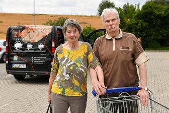 Einsamkeit adé: Einkaufsservice belebt das soziale Miteinander der Senioren in Wechselburg - Philipp Podzimek fährt die Senioren zum Einkauf und hilft auch beim Verladen der Einkäufe.