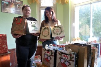 Einsamkeit besiegen: Wie die Diakonie Menschen im Erzgebirge zu Weihnachten hilft - Bianca Friedrich (l.) und Eva Böttcher zeigen einige der Geschenktüten, die zu Weihnachten an Hilfebedürftige verteilt werden.
