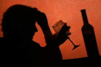 Einsamkeit oder Langeweile - wenn Senioren zur Flasche greifen -