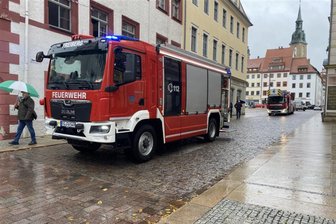 Einsatz am Freiberger Obermarkt: Feuerwehr rückt wegen Fehlalarms an - Zwei Farhzeuge der Feuerwehr rückten am Dienstagvormittag am Obermarkt an.