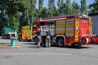 Einsatz auf dem B-93-Parkplatz bei Zwickau: Lasterfahrer klagt über Kreislaufprobleme - Einsatz auf dem B-93-Parkplatz: Feuerwehrleute verladen die Rettungsplattform wieder auf dem Fahrzeug.