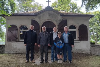 Einsatz auf gesegneter Erde: Warum sich Menschen im Erzgebirge für einen Friedhof stark machen - Im Einsatz: Mario Tischendorf, Holger Stiehl mit André, Lukas und Uwe Köhler (v. l.).
