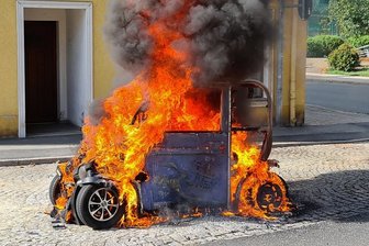 Einsatz bei E-Auto-Brand: Erste Schulung für Vogtlands Wehrchefs in Reichenbach - Vergangene Woche stand dieses E-Auto in Meerane in Flammen. Im Vogtland haben die Wehren bisher keinen derartigen Brand gelöscht.