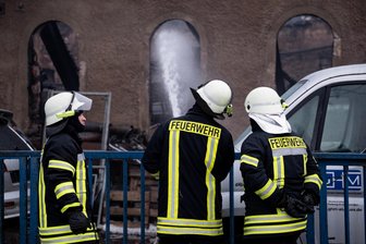 Einsatz bis in die Morgenstunden beim Großbrand: So versorgten die Anwohner die Feuerwehrleute in Kleinschirma - Die Löscharbeiten beschäftigte die Einsatzkräfte bei Freiberg auch am nächsten Tag noch.