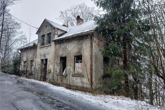 Einsatz der Klingenthaler Feuerwehr in der Silvesternacht: Leeres Wohnhaus an der Bergstraße in Flammen - Schon seit Jahren steht das Gebäude an der Bergstraße leer. Bereits 2004 brannte es dort.