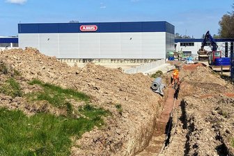Einsatz für die Feuerwehr: Dankeschön an Jahnsdorfer Unternehmen - Abus Pfaffenhain wird für sein Engagement für die Feuerwehr geehrt. Aktuell wird eine Produktionshalle gebaut. Foto: Viola Gerhard