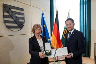 Einsatz für die Rechte von Kindern: Chemnitzerin erhält Verdienstorden des Freistaates - Ministerpräsident Michael Kretschmer hat an Heidrun Katzorke den Verdienstorden überreicht.