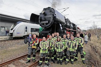 Einsatz für Feuerwehr am Bahnhof in Hohenstein-Ernstthal: Floriansjünger müssen Dampflok betanken - Ein ganz besonderer Einsatz für die Feuerwehr aus Hohenstein-Ernstthal: Die Helfer haben am Sonntag den Tank einer Dampflok mit Wasser gefüllt. 